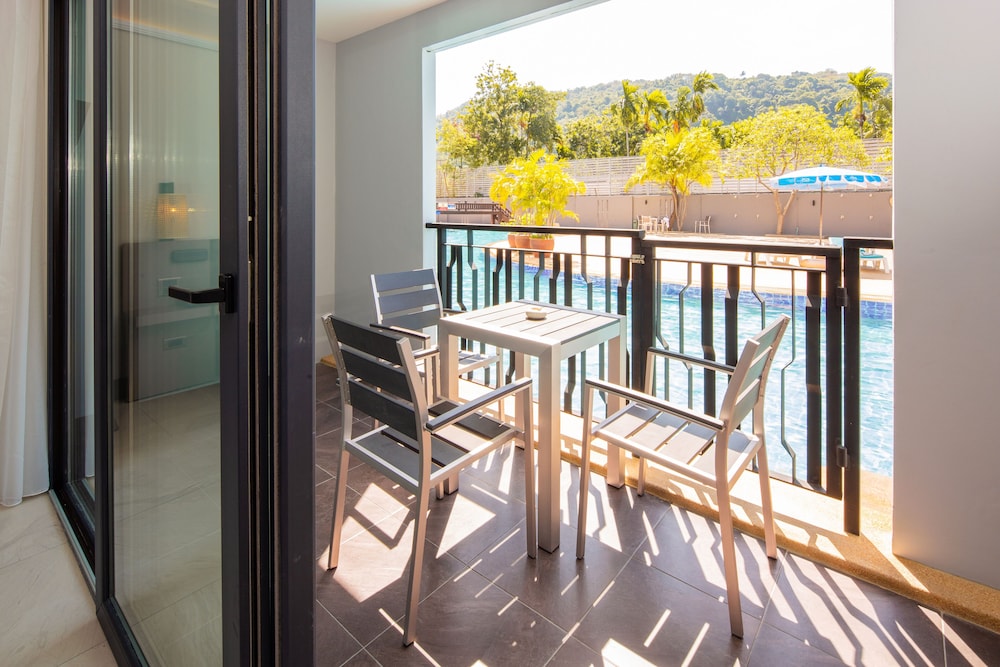 Family Room, Pool Access - Photo 3