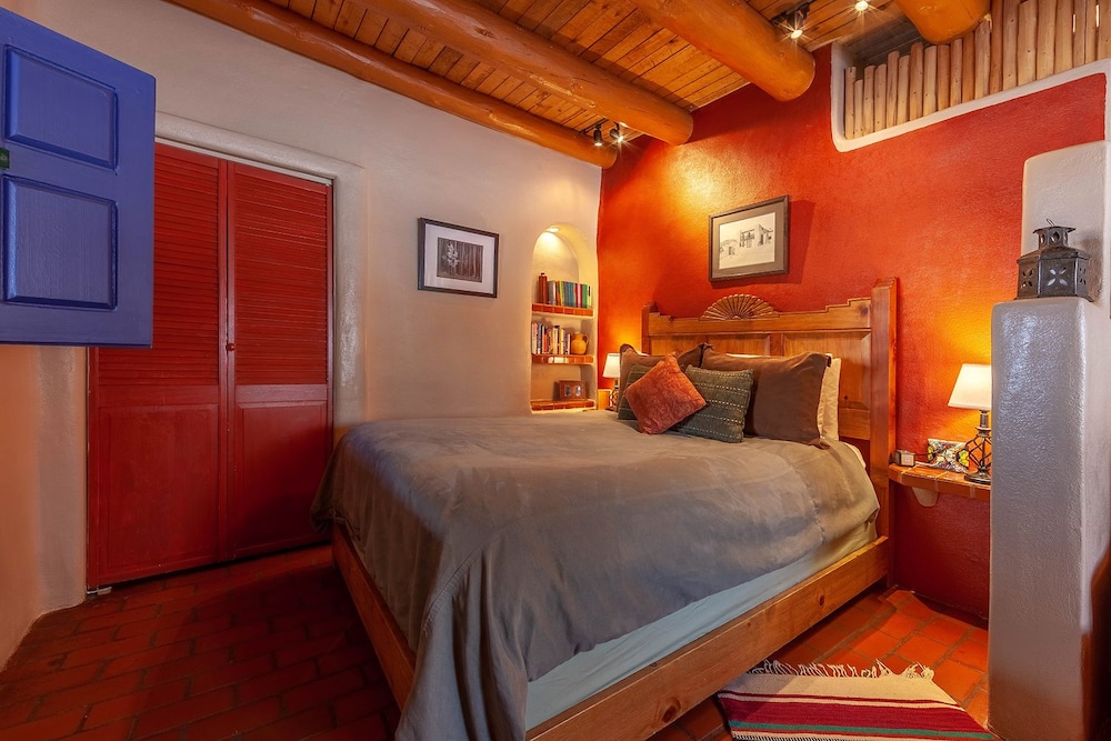 Comfort Single Room, 1 Queen Bed, Fireplace, Garden View photo 3