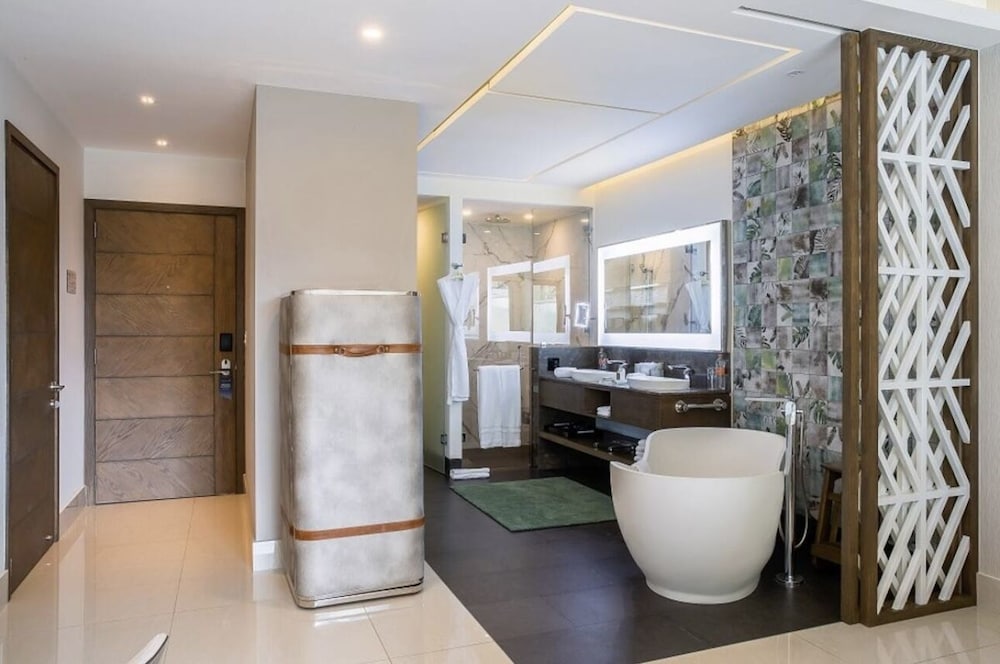 Luxury Suite, 2 Bedrooms, Ocean View - Photo 19