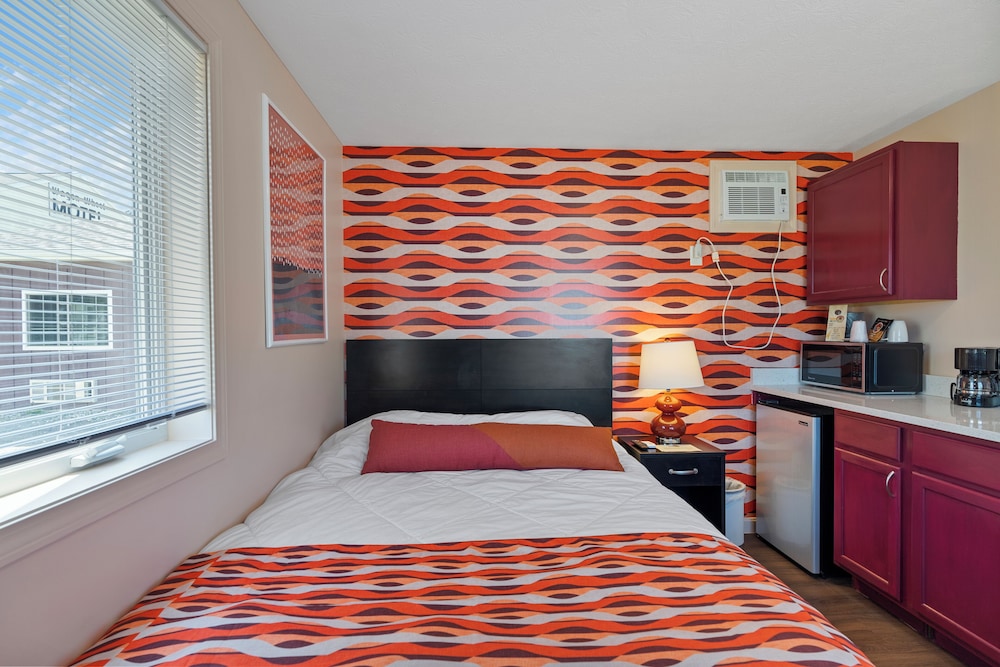 Economy Queen Cabin with Kitchenette photo 2