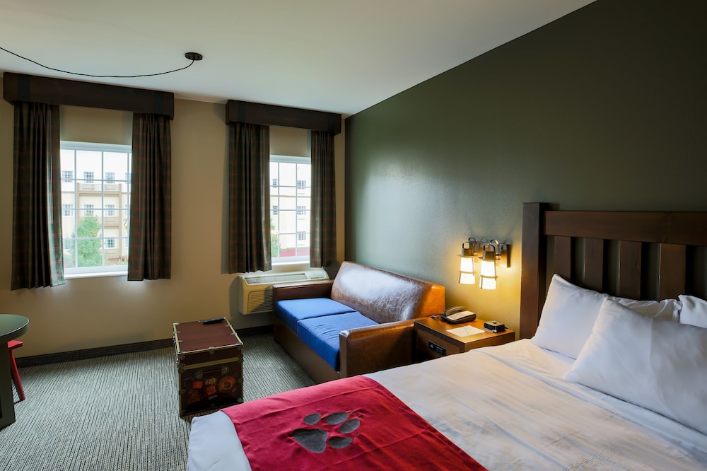 Wolf Den Suite Balcony - Waterpark Included photo 2