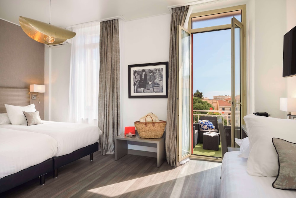 Deluxe Room, Multiple Beds, Non Smoking - Photo 3