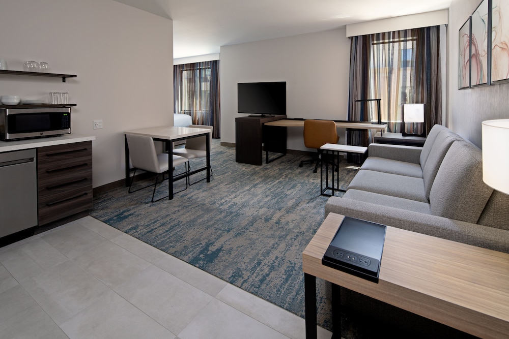 Studio, 1 King Bed with Sofa bed (Mobility/Hearing Access, Roll-In Shwr) - Photo 2
