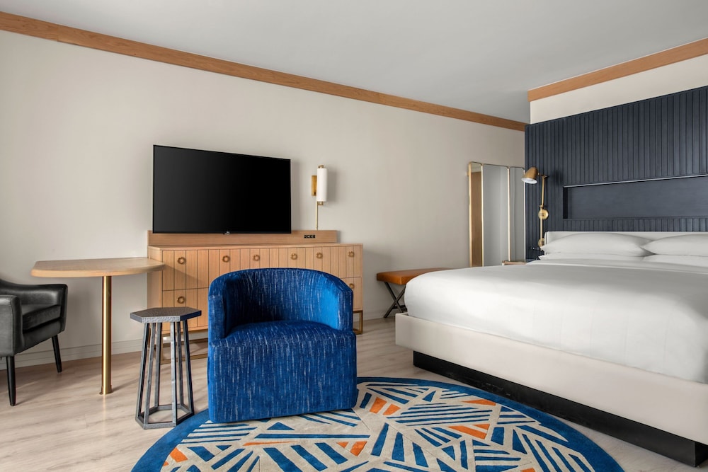 Executive Suite, 1 King Bed with Sofa bed, City View