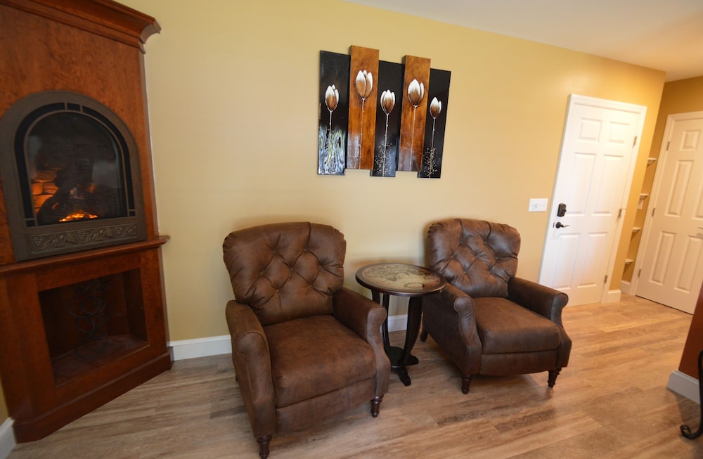 Deluxe Room, 1 Bedroom, Fireplace, Poolside photo 3