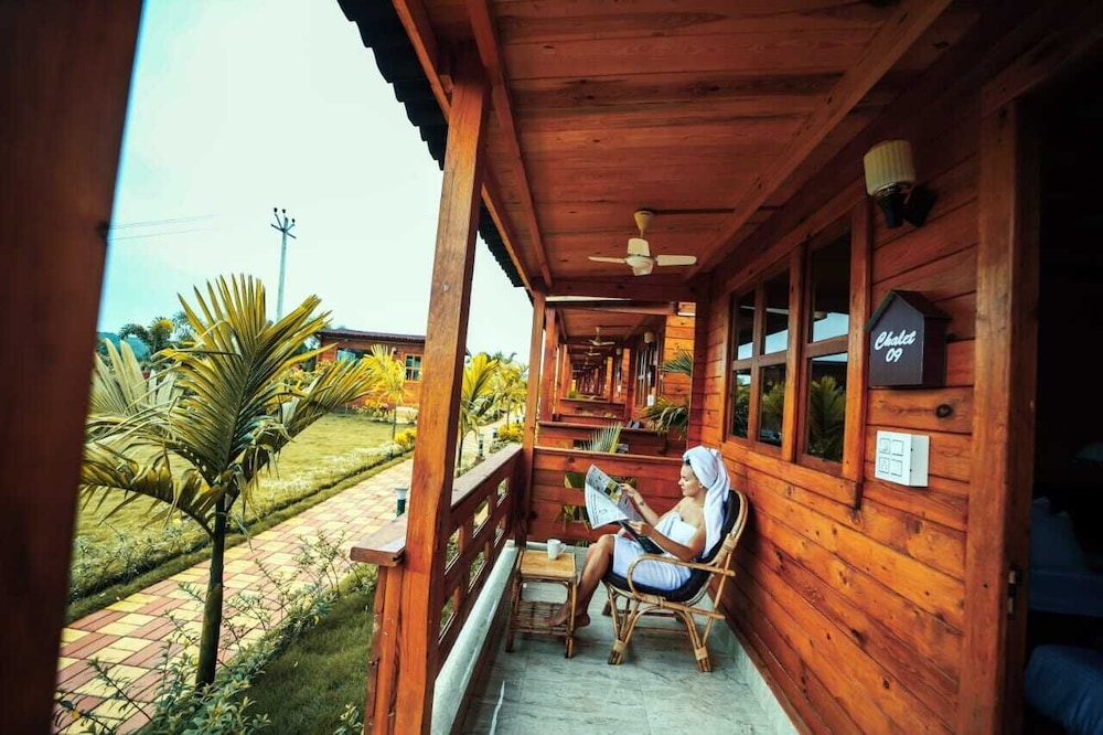 Luxurious Wooden Cottages with Garden View - Photo 14