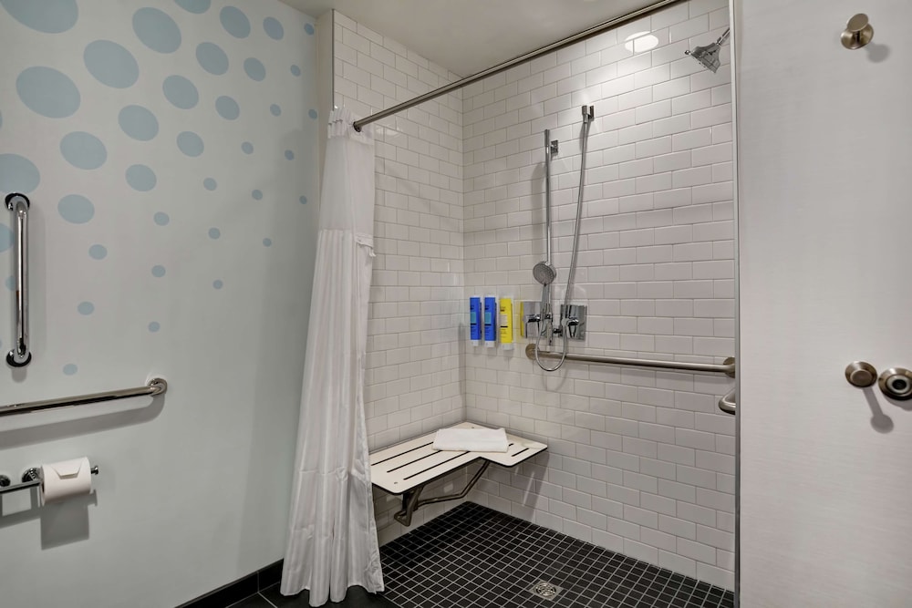 Room, 1 King Bed, Accessible (Hearing) photo 2