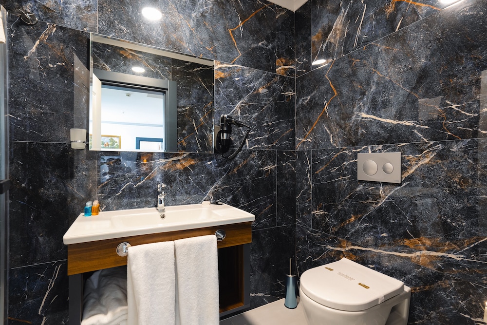 Standard Suite, 1 Bedroom thumbnail 5