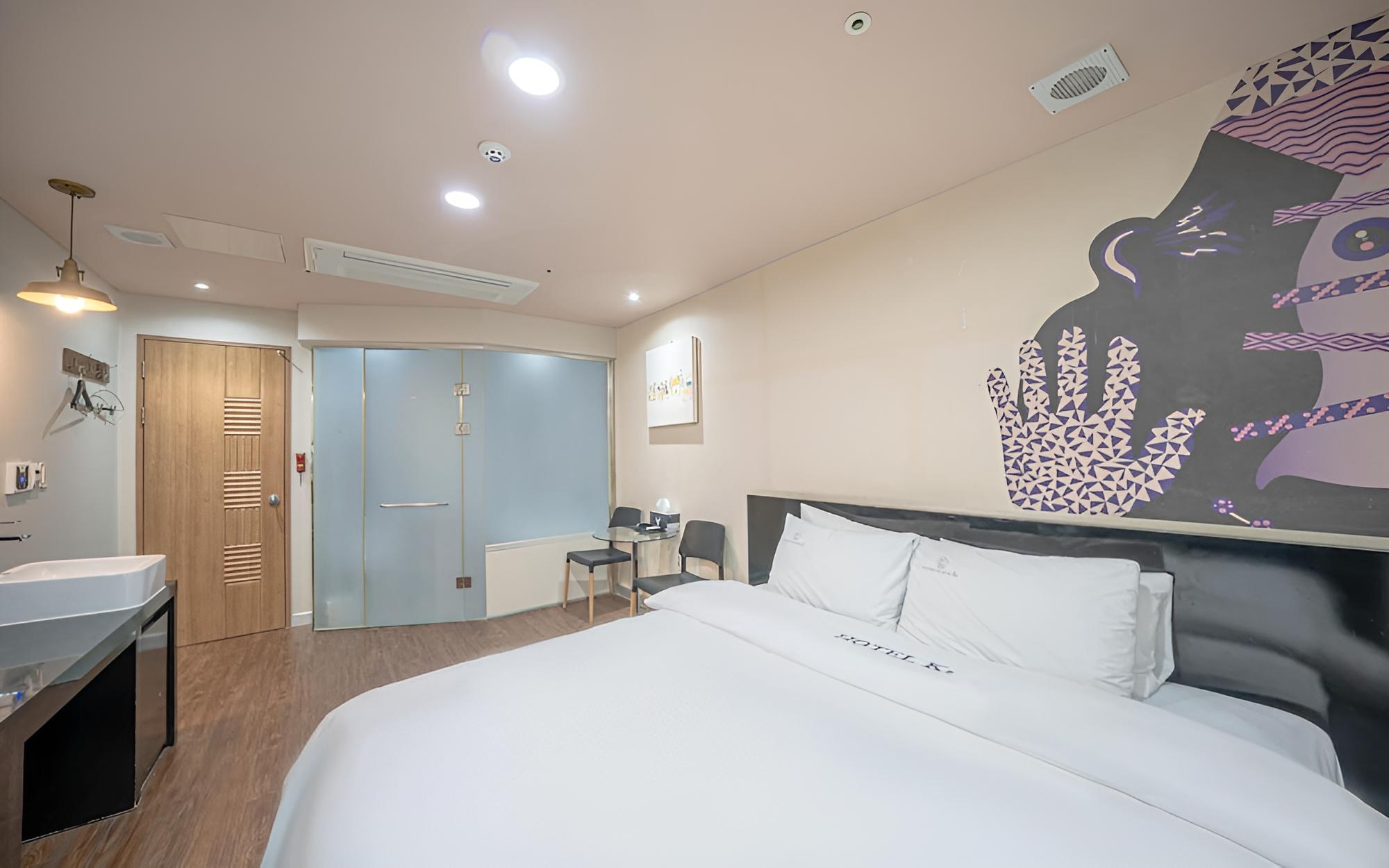 Room (Standard (no parking no Netflix)) - Photo 8