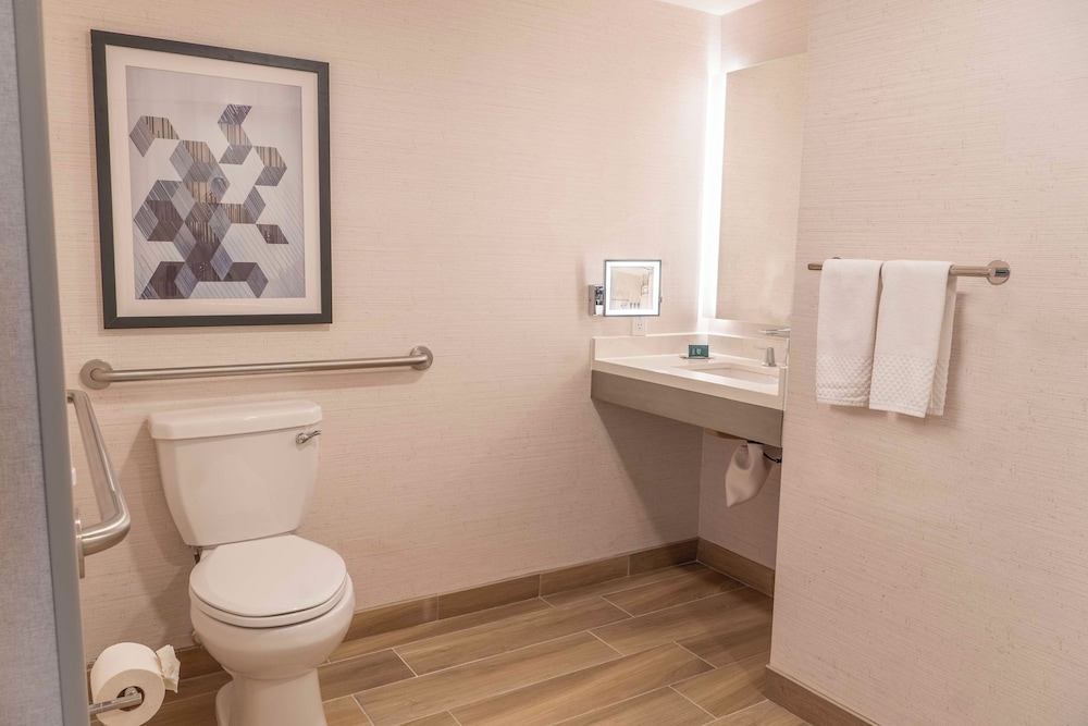 Standard Room, 1 Queen Bed, Accessible Bathtub (Communications, Mobility)