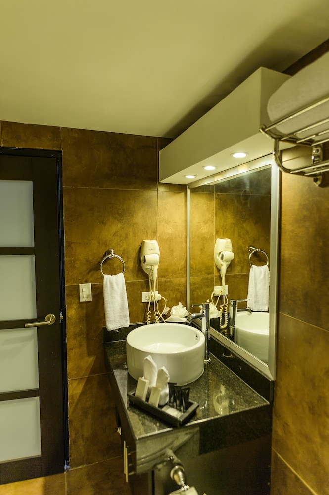 Executive Room, Two Double Beds - Photo 4
