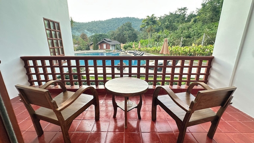 Deluxe Pool View - Photo 5