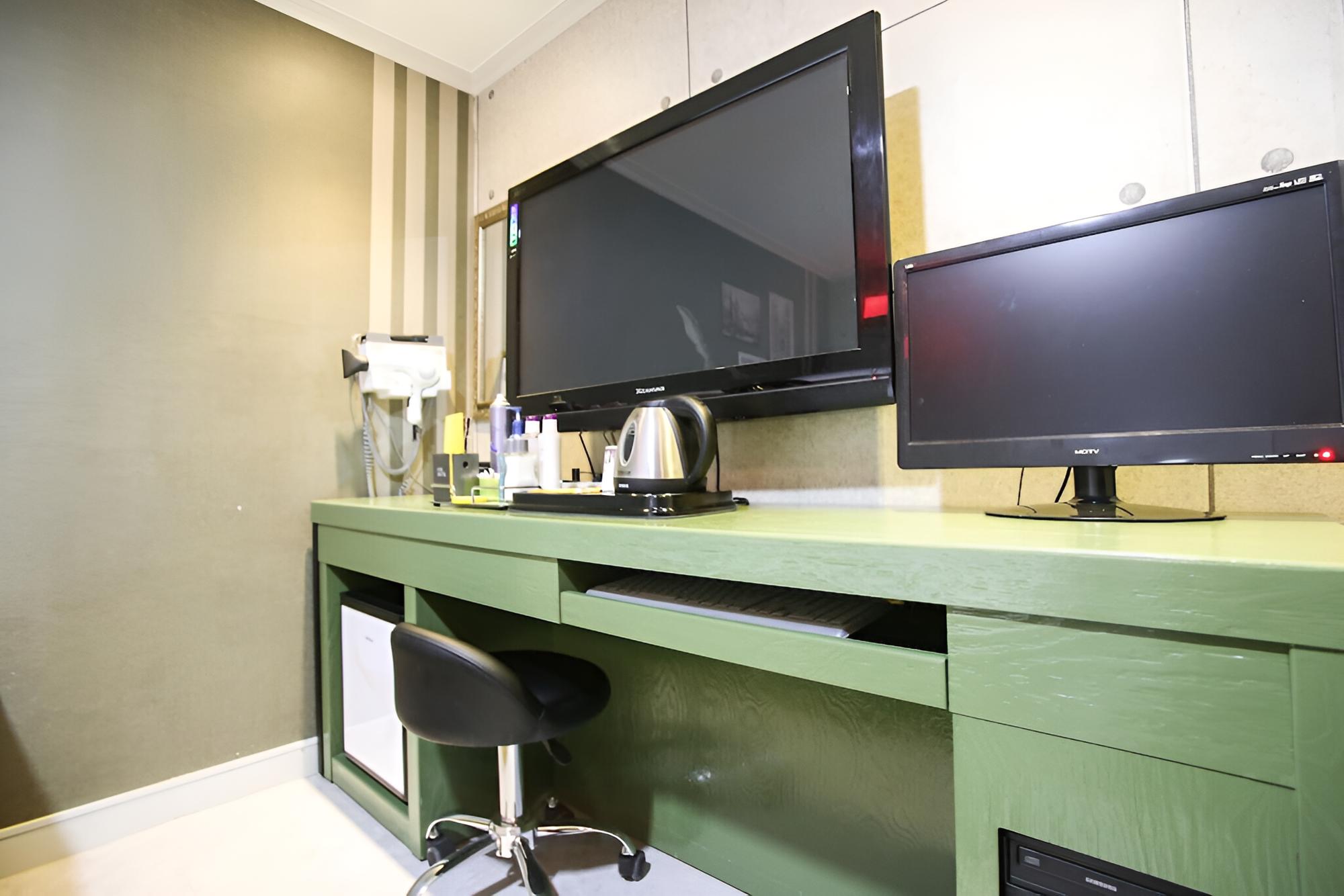 Room (Standard Room A (Free viewing of Netf) - Photo 14