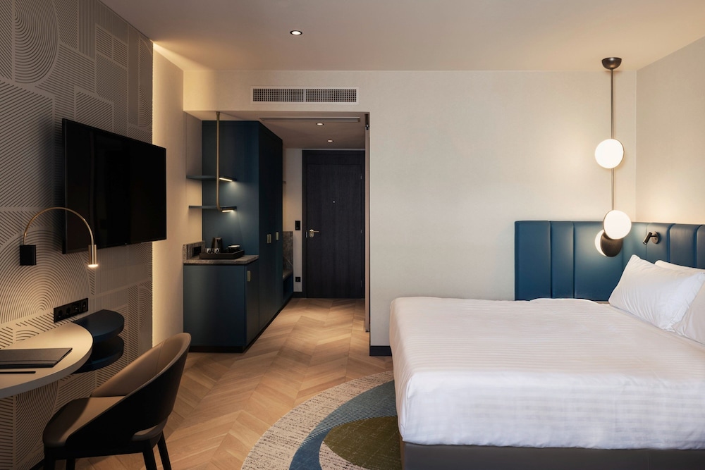 Grand Room, 1 King Bed photo 3