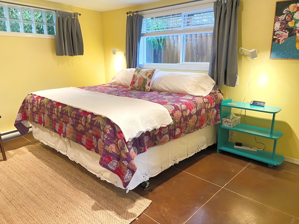 Deluxe Studio, 1 King Bed, Kitchenette photo 1