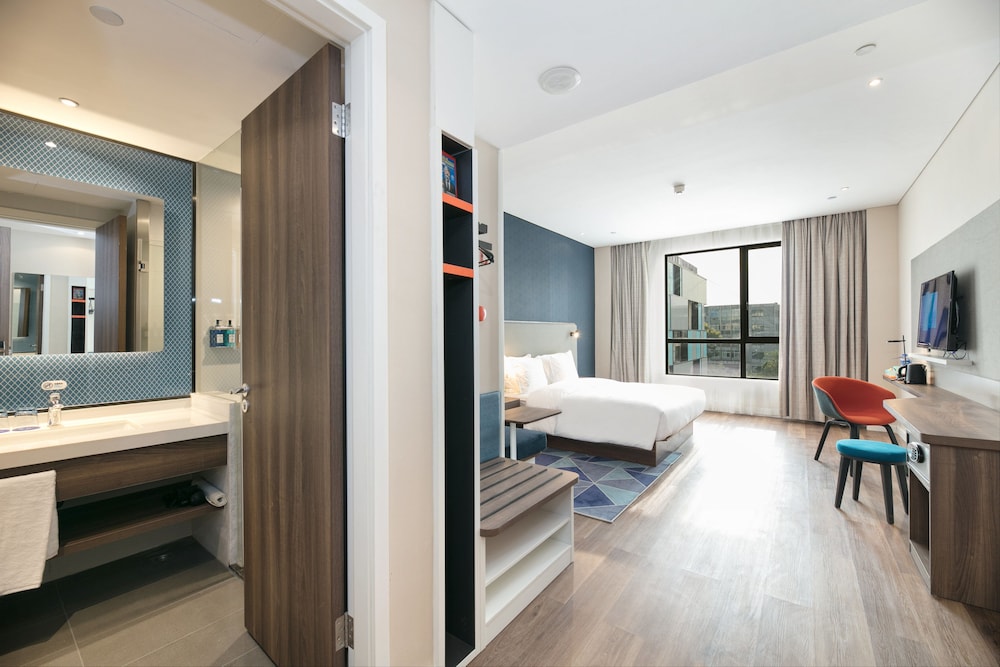 Standard Room, 1 King Bed, Garden View - Photo 2