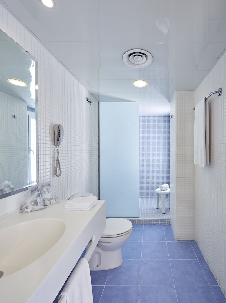 Standard Triple Room, City View - Photo 14