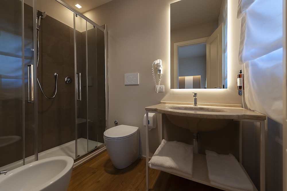 Superior Double or Twin Room - Photo 11