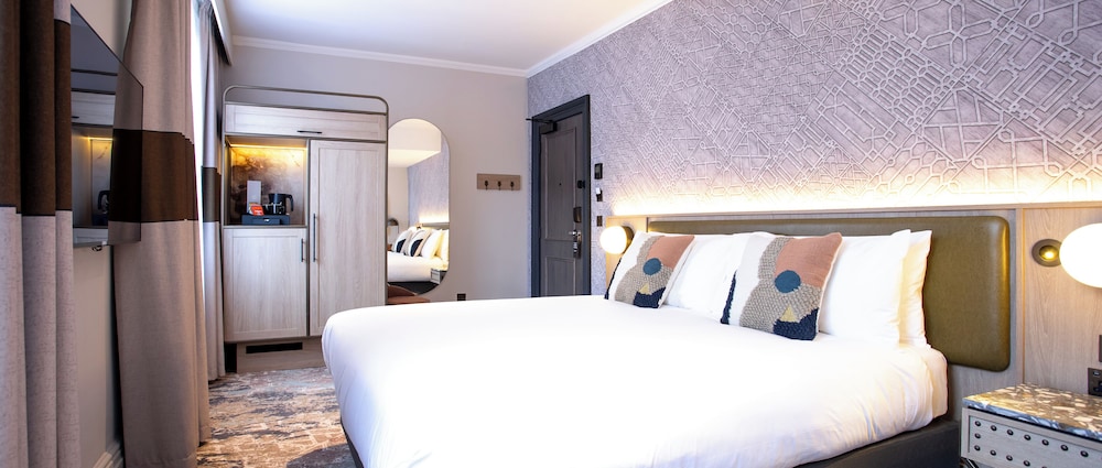 Newly Refurbished Deluxe Double Room - Photo 4