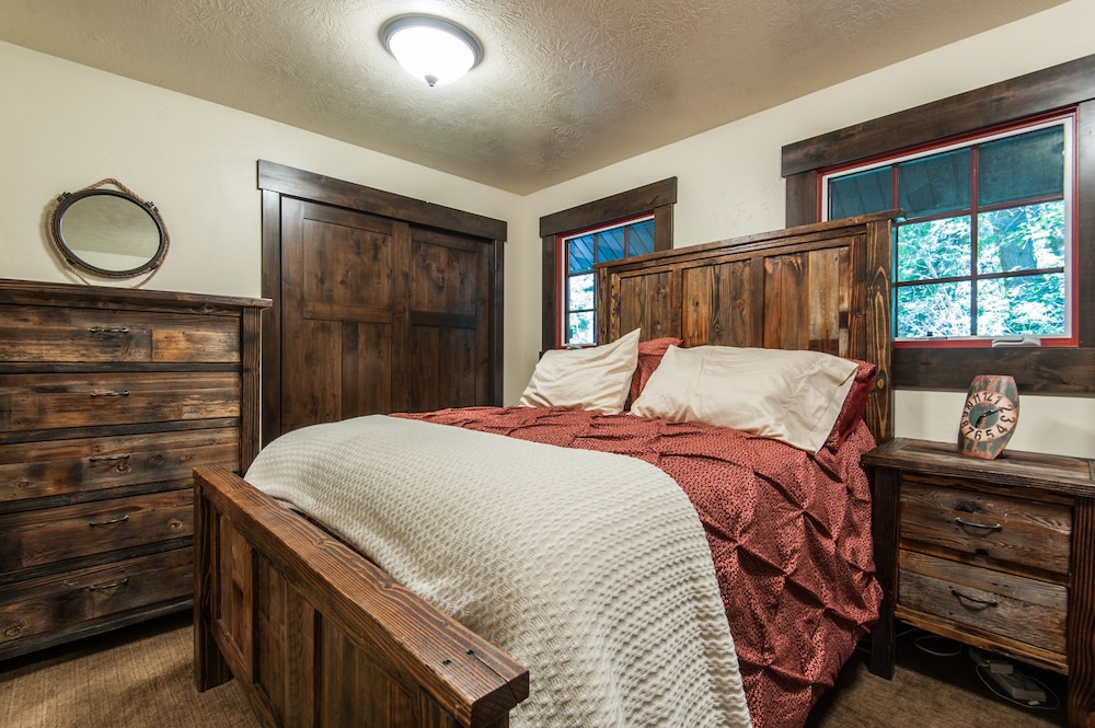 Romantic Cabin, 2 Bedrooms, River View, Mountainside photo 2