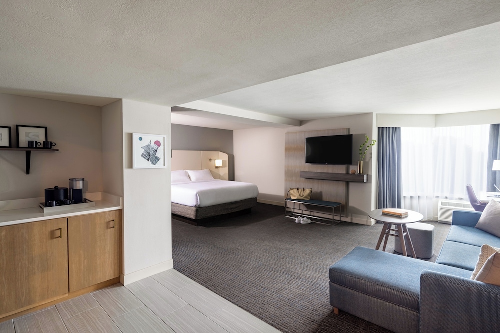 Junior Suite, 1 King Bed, Mobility Accessible (Roll-In Shower) - Photo 2