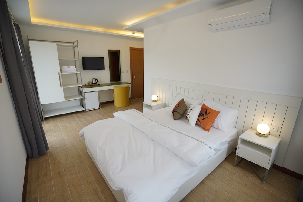 Double Room, 1 Double Bed, Non Smoking, Mountain View