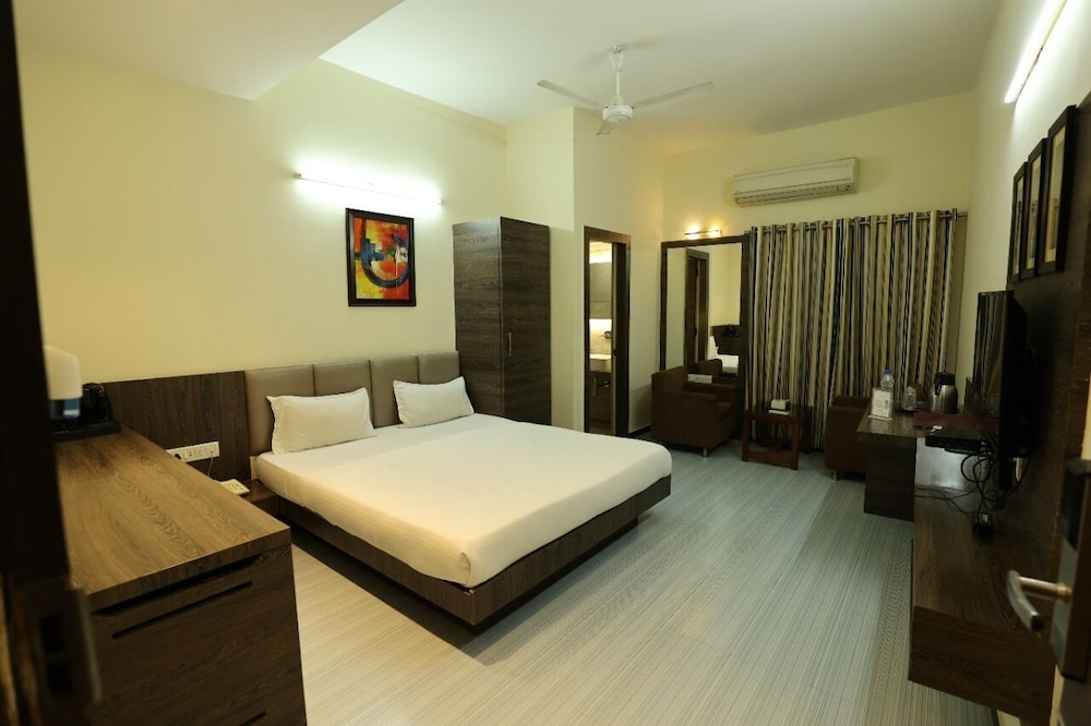 Deluxe Room, 1 King Bed, Smoking, City View photo 3