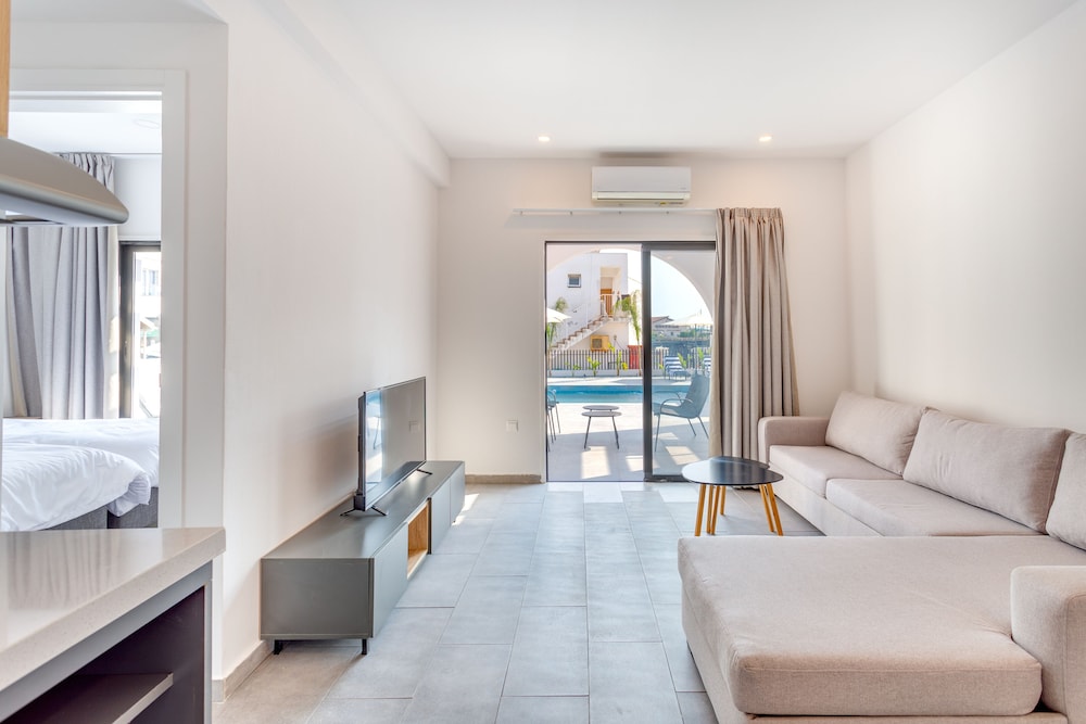 Deluxe Suite, Pool View
