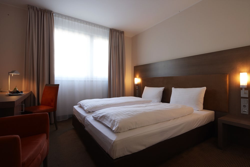 Standard Twin Room, 2 Twin Beds thumbnail 5