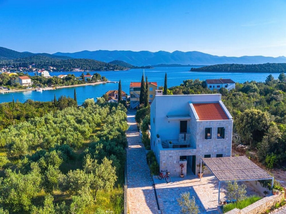 Villa (Three Bedroom Villa with Swimming poo)