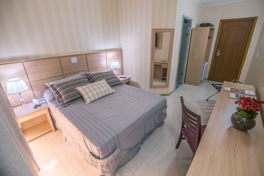 Superior Room, 1 King Bed photo 3
