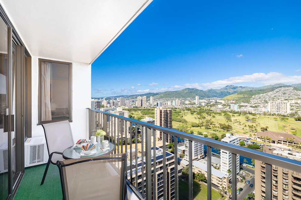 High Floor Mountain View Condo with 2 Beds and Parking: Family Apartment, 1 Bedroom, Balcony, Mountain View (0038) photo