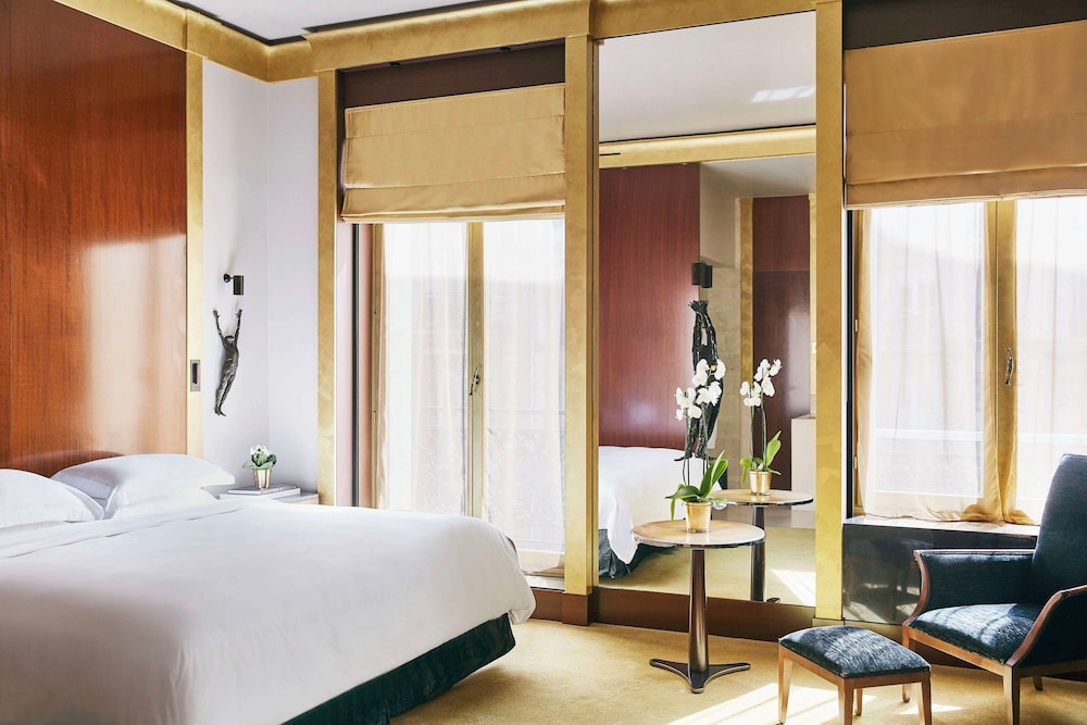 Deluxe Room, 1 King Bed thumbnail 5