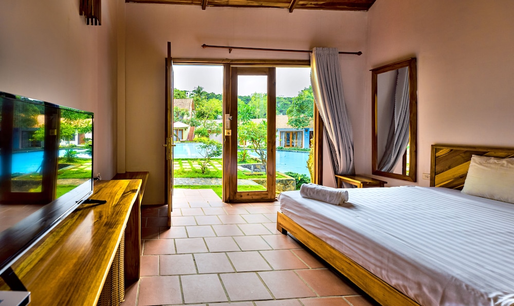 Superior Bungalow, Pool View - Photo 6