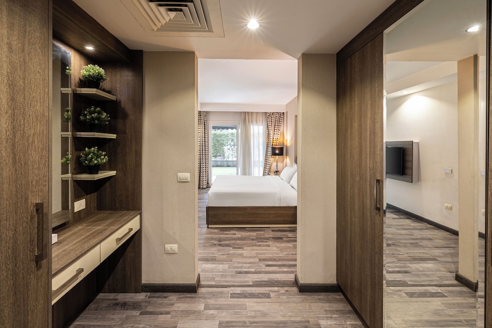 Luxury Suite, 1 Bedroom, Pool View