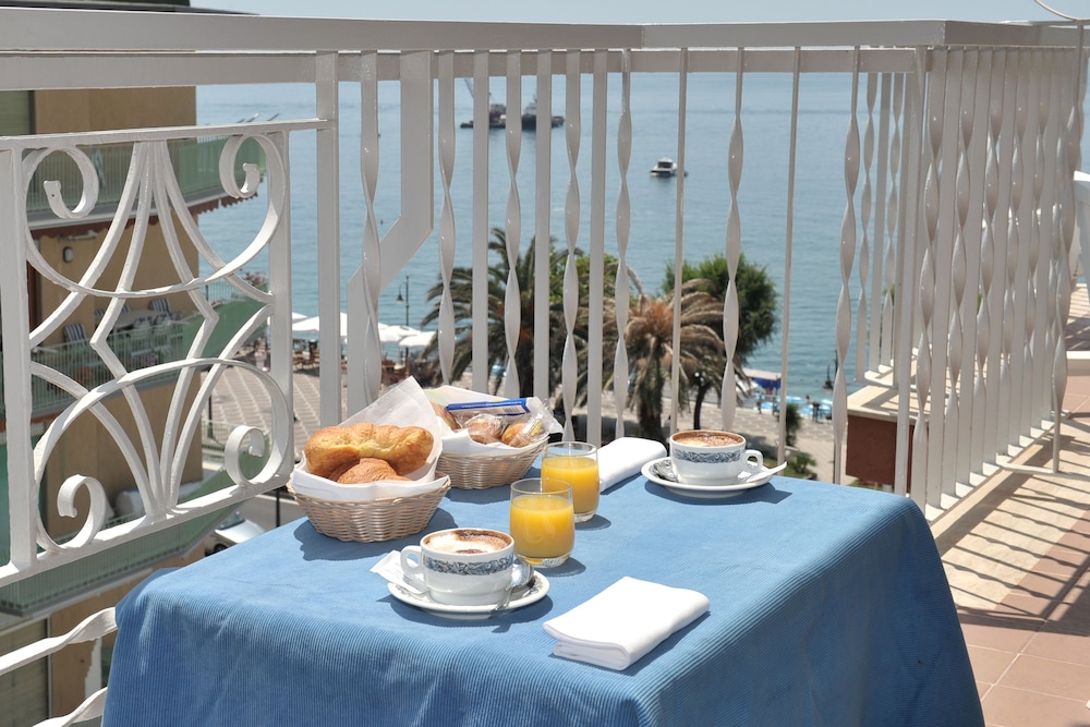 Standard Double Room, Balcony, Partial Sea View Beach Included