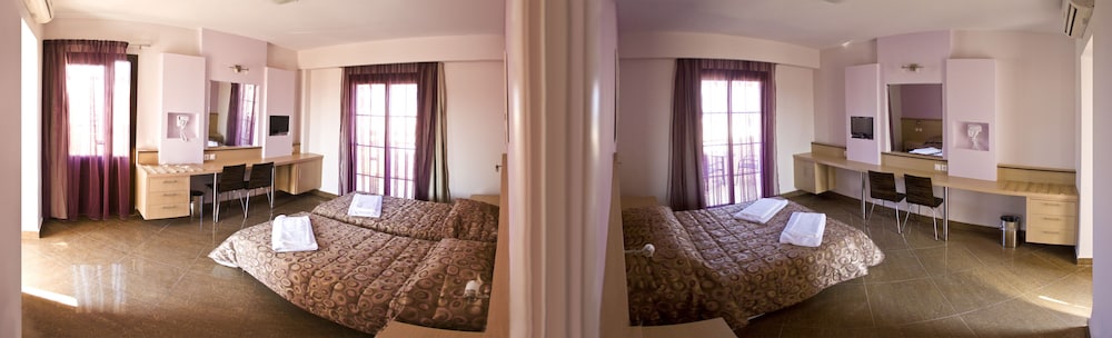Family Room (Partial Sea View or Mountain View)