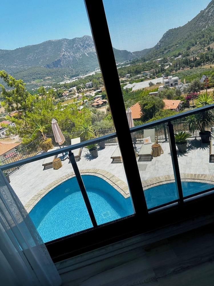 Standard Room, 1 Queen Bed, Pool View photo 2