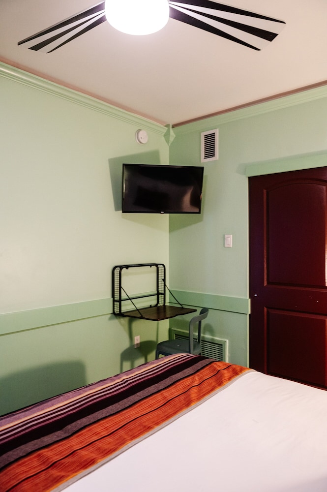 Double Queen Suite (24/7 Front Desk) - Photo 1