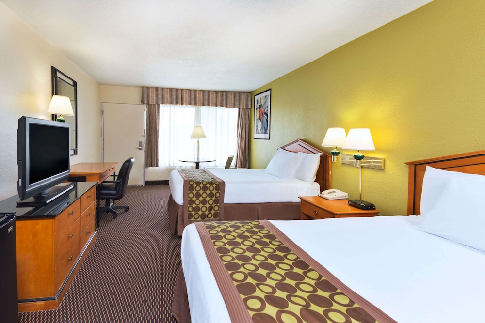 Standard Room, 2 Double Beds, Non Smoking, Pool View photo 1