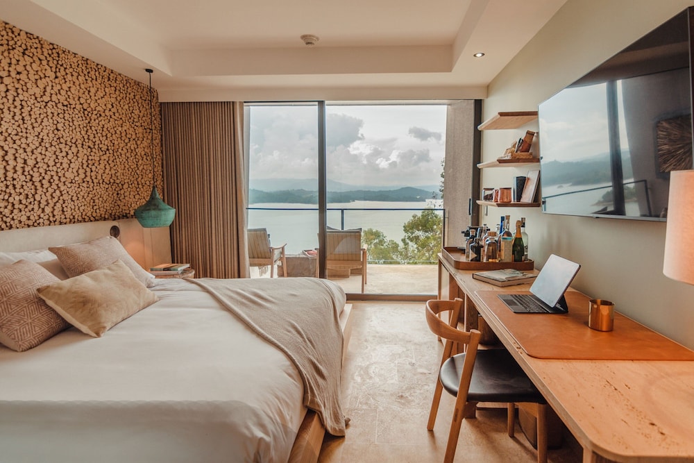 Standard Room, 1 King Bed, Lake View (Balcony) photo 3