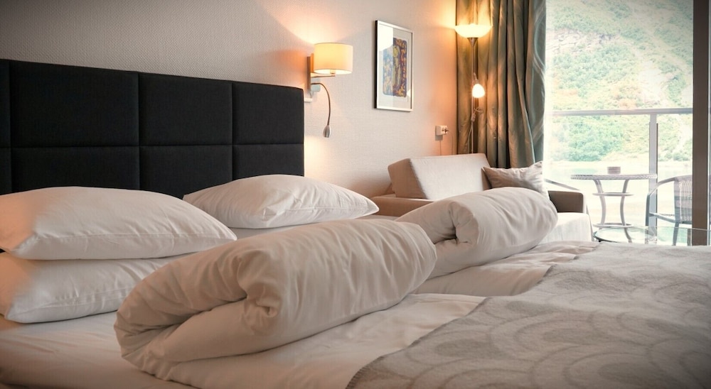 Superior Double or Twin Room (Fjord View) - Photo 9