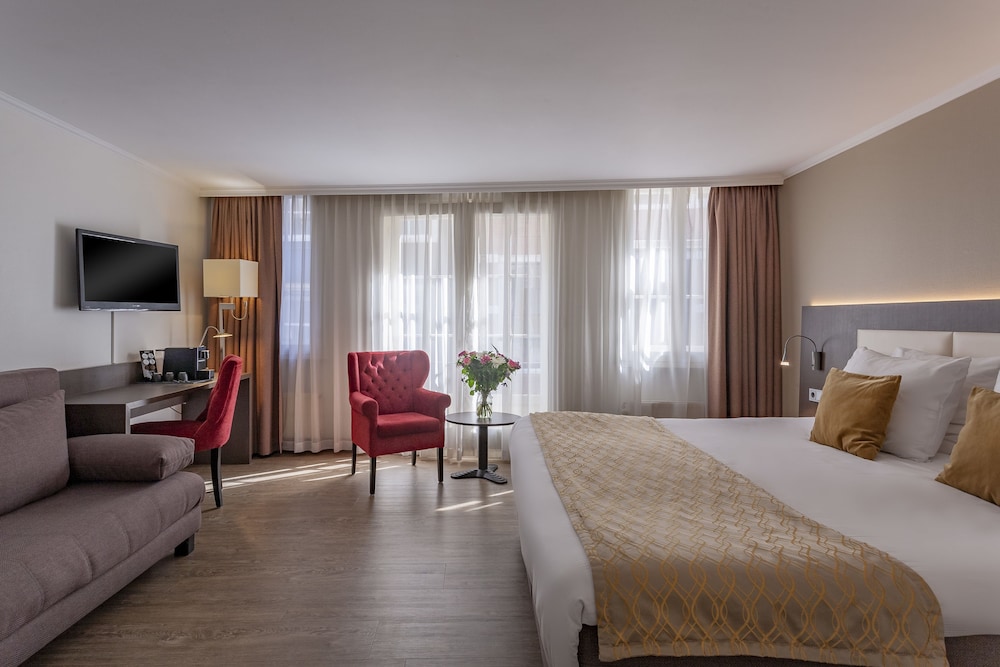 Deluxe Suite, 1 King Bed photo 3