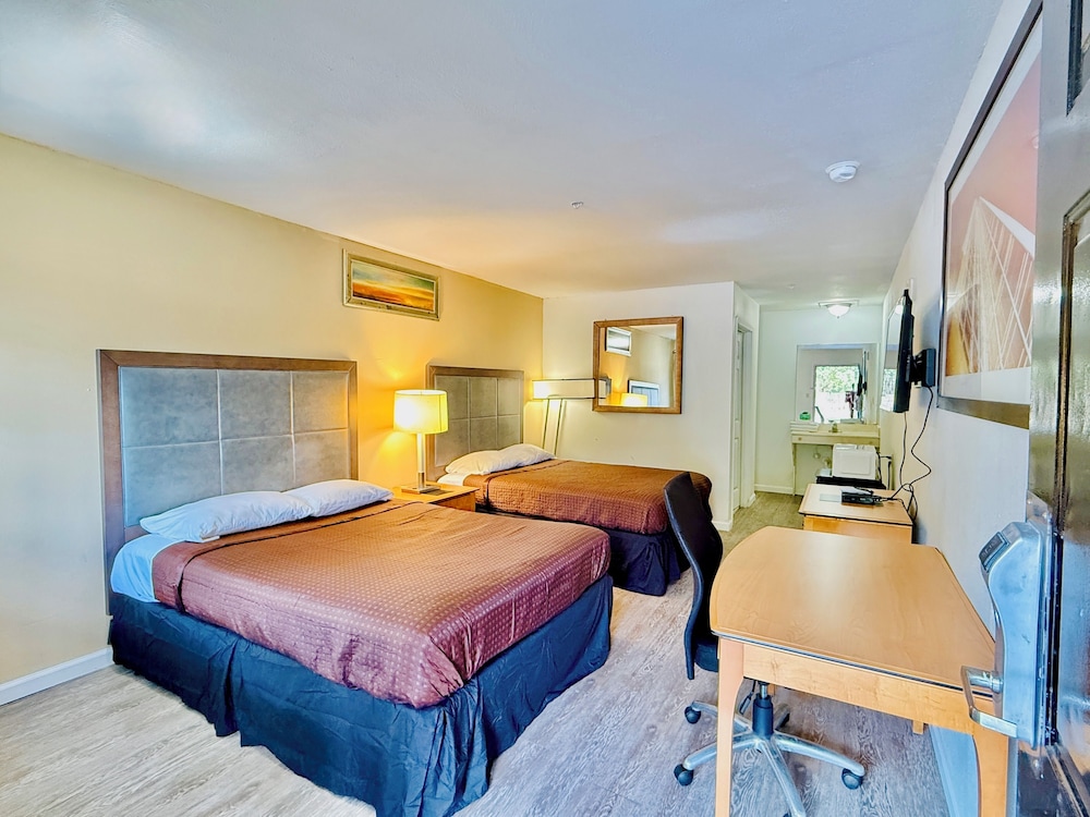 Suite, 2 Double Beds, Smoking photo 2