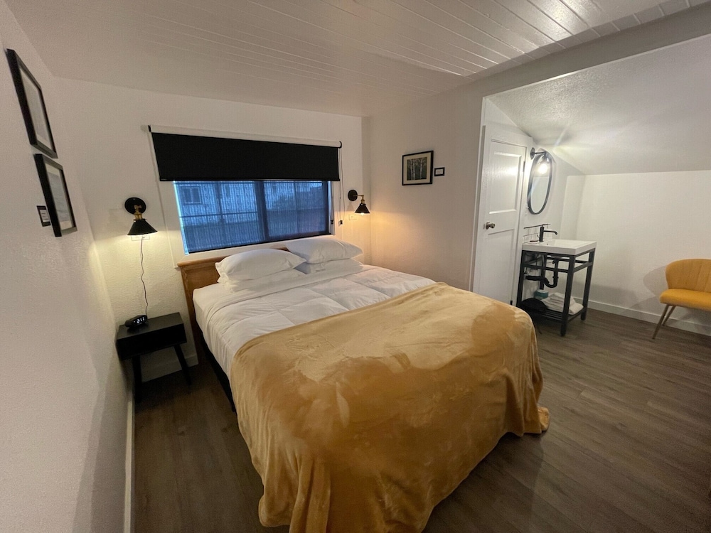 Queen Cottage #3 (Pet Friendly) photo 1