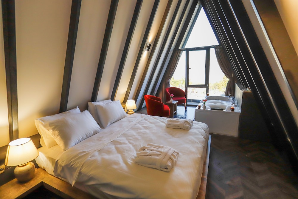 Standard Bungalow, 1 Queen Bed, Jetted Tub, Partial Lake View