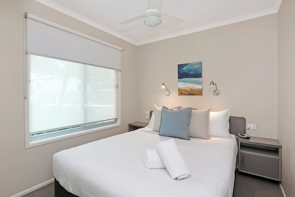 Deluxe Cabin - Sleeps 4 - Dog Friendly photo 2