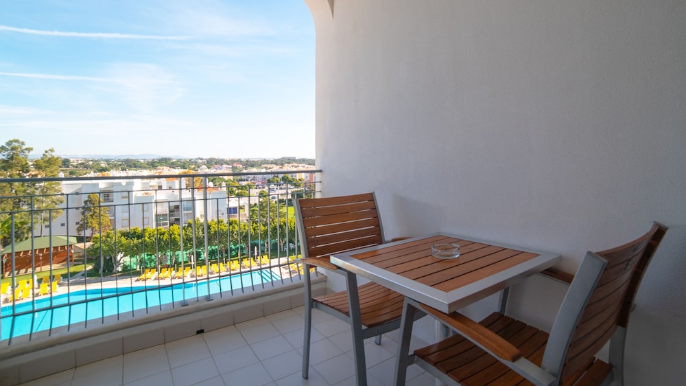 Family Apartment, 2 Bedrooms, Pool View - Photo 5
