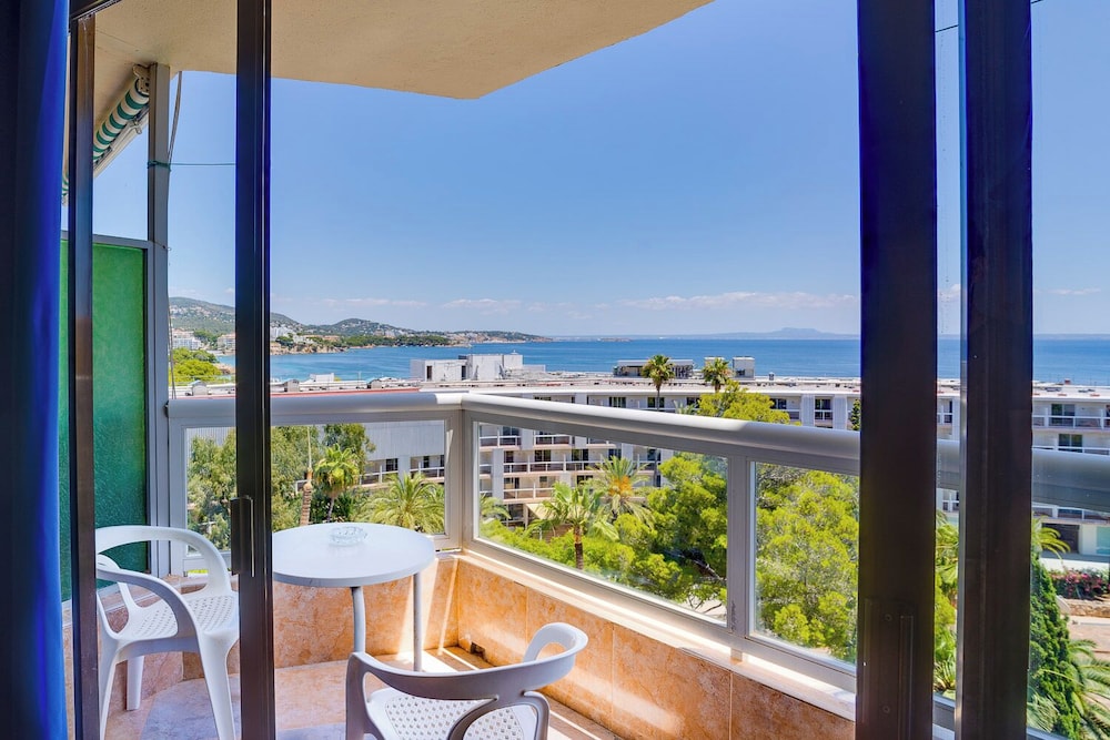 Family Apartment, 1 Bedroom, Sea View, Beachside thumbnail 6