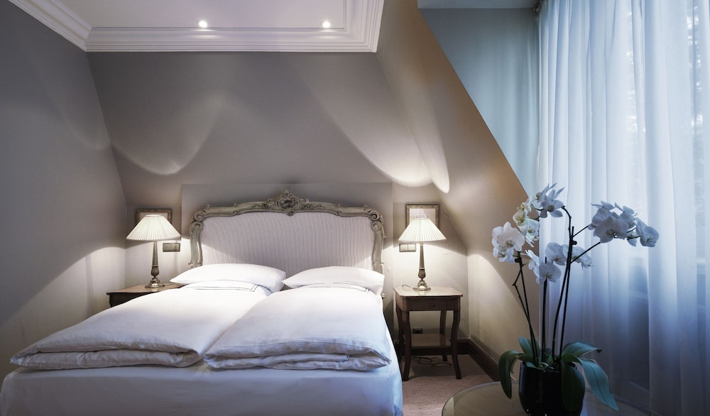 Deluxe Room, 1 King Bed photo 1